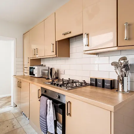 Modern 3-bed For Families Contractors & Friends